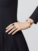 Magic Alhambra Between-the-Finger Ring - 18K Yellow Gold, Gray Mother-of-Pearl and Onyx - Image 3
