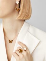 A Lucky Alhambra Butterfly Pendant - 18K Yellow Gold and Tigers Eye - Image 3