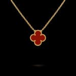 A Vintage Alhambra Pendant - 18K Yellow Gold and Carnelian - Image 2