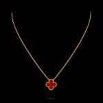 A Vintage Alhambra Pendant - 18K Yellow Gold and Carnelian - Image 4