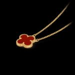 A Vintage Alhambra Pendant - 18K Yellow Gold and Carnelian - Image 5