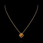 Vintage Alhambra Pendant - 18K Yellow Gold and Tiger Eye - Image 4