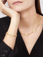 Vintage Alhambra Van Cleef & Arpels (VCA),Bracelet, 5 Motifs - Textured Yellow Gold - Image 3