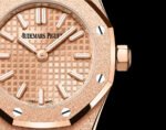 Royal Oak Mini Frosted Gold Quartz Ref. 67630OR.GG.1312OR.01-C - Image 4